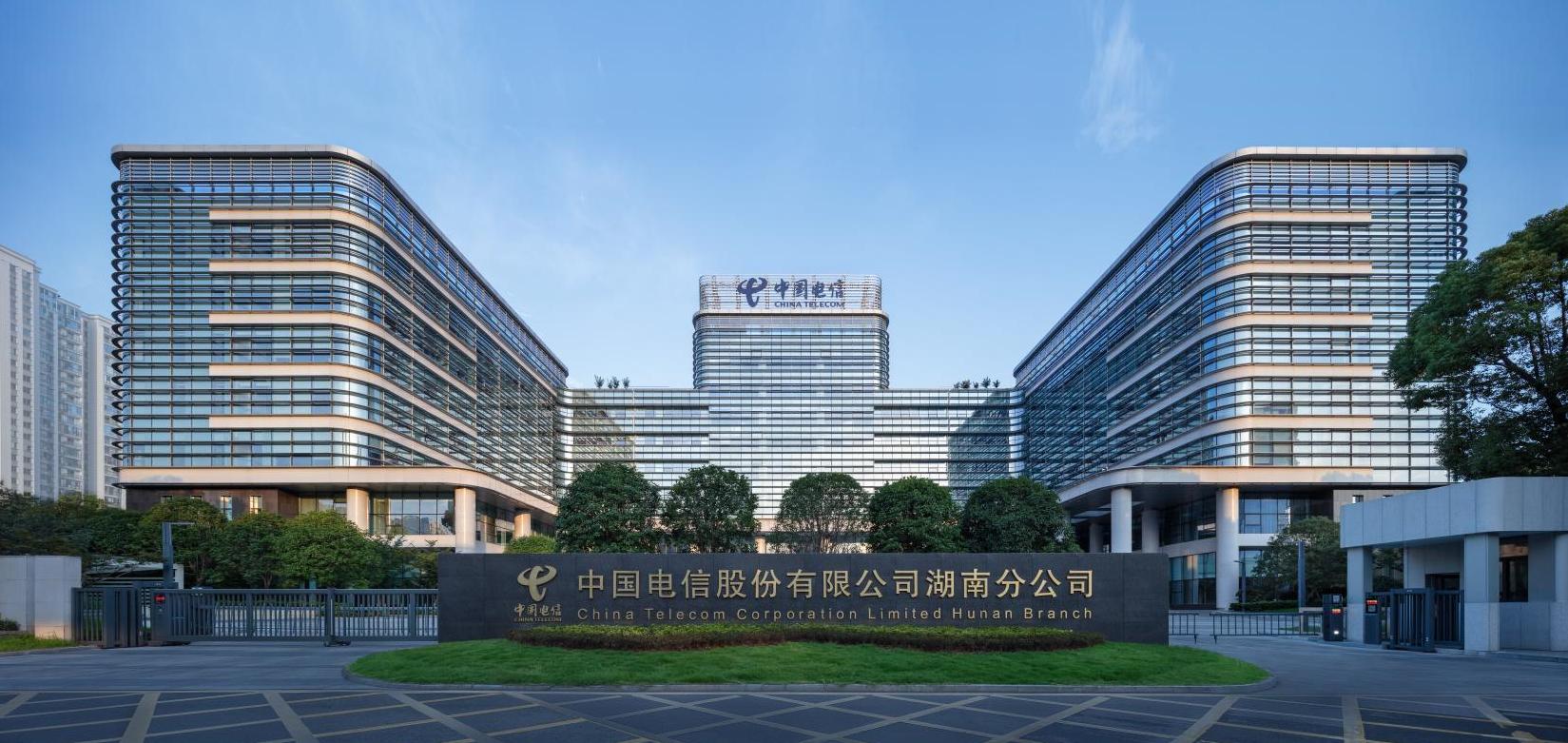 公司承建的湖南信息園（調(diào)度大樓、通信機(jī)房、地下室、附屬樓）工程榮獲兩項(xiàng)（土建、安裝）中國(guó)建設(shè)工程魯班獎(jiǎng)